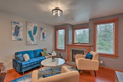 Stylish Townhome ~ 6 Miles to Downtown Seattle! Condo in Green Lake