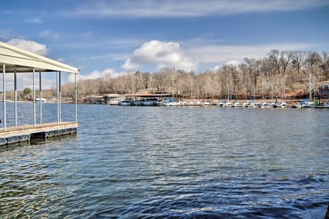 Rustic Eucha Dwelling w/ Balcony, Grand Lake Views Casa in Lake O The Cherokees