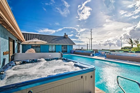 '3 Peaks Oasis' Apt w/ Heated Pool & Hot Tub! Condo in Waimea