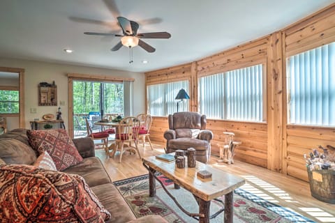 Peaceful Hiawassee Cabin with Wraparound Deck! Casa in Hiawassee
