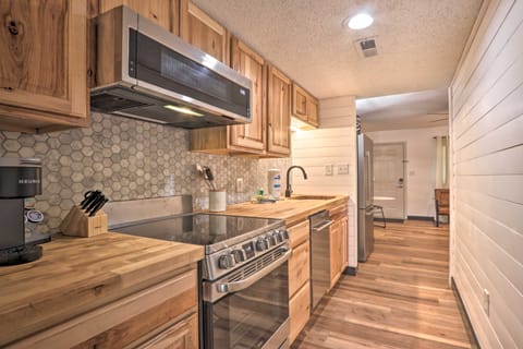 Walk Downtown! Gatlinburg Condo w/ Patio & Pool Apartment in Gatlinburg