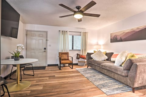 Walk Downtown! Gatlinburg Condo w/ Patio & Pool Apartment in Gatlinburg