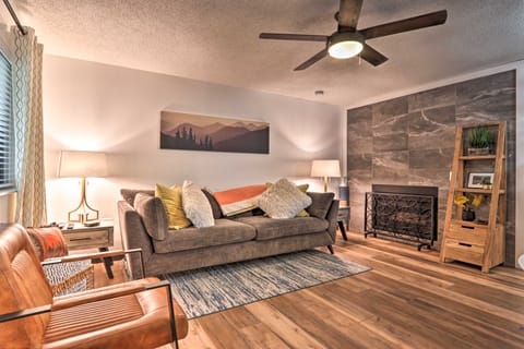 Walk Downtown! Gatlinburg Condo w/ Patio & Pool Apartment in Gatlinburg