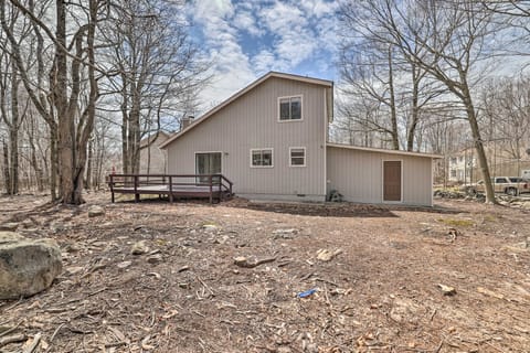 Poconos Home < 4 Mi to Tobyhanna State Park! House in Coolbaugh Township