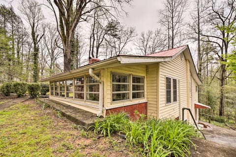 Cozy Wooded Retreat: 2 Mi to Dtwn Brevard! Maison in Brevard
