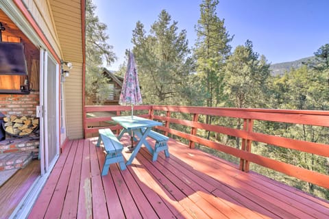 Colorful Alpine Cabin w/ Deck & Mountain View House in Pine Mountain Club
