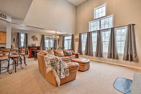 Spacious Home + Screened Porch on Golf Course House in Pocono Pines