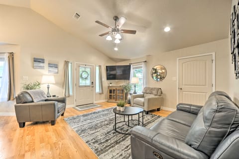 Cozy Canyon Lake Abode < 1 Mi to Boat Ramp! House in Canyon Lake