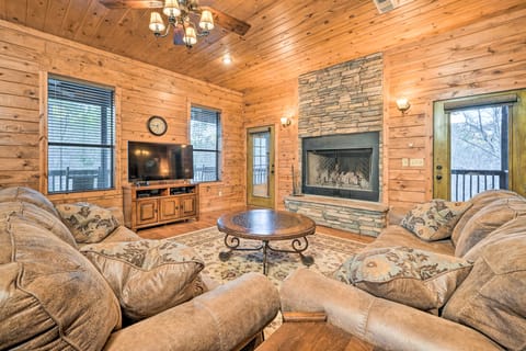 Broken Bow Cabin w/ Deck, Hot Tub & Fire Pit! House in Broken Bow