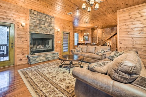 Broken Bow Cabin w/ Deck, Hot Tub & Fire Pit! House in Broken Bow