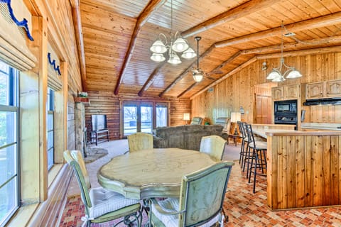 Lakefront Cabin + Guest House Near Granbury Square House in Granbury