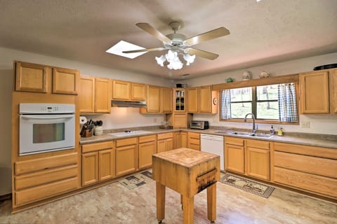 Scenic Riverview Getaway w/ Screened Porch! House in Arkansas