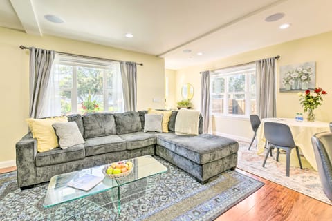 Sunny Oakland Retreat w/ Patio & Cute Garden! House in Temescal