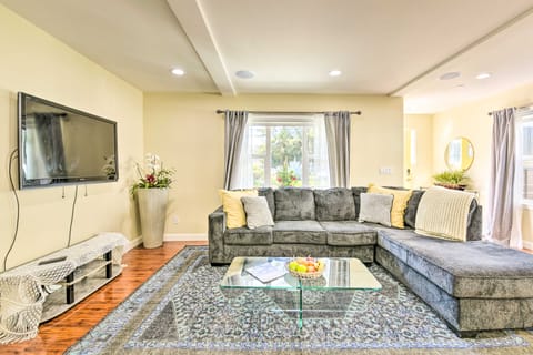 Sunny Oakland Retreat w/ Patio & Cute Garden! House in Temescal