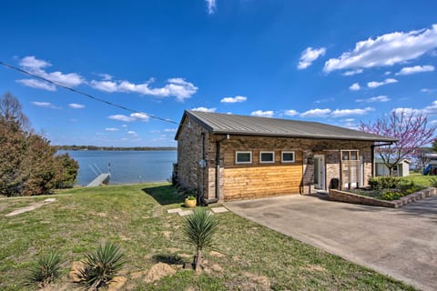 Modern Cedar Creek Lake Retreat w/ Panoramic View! House in Cedar Creek Reservoir