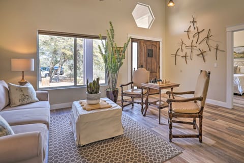 'The Copper Bed' Home w/ Deck: 10 Mi to Dtwn Maison in Prescott