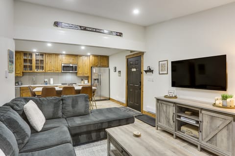 Cozy Avon Condo w/ Grill: Walk to Ski Shuttle Apartment in Avon