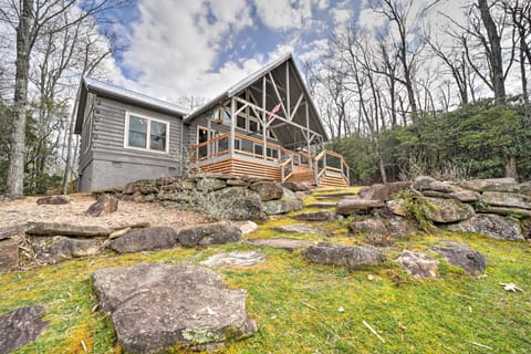 Beautiful Lake Toxaway Escape w/ Deck & Fire Pits! House in Gloucester