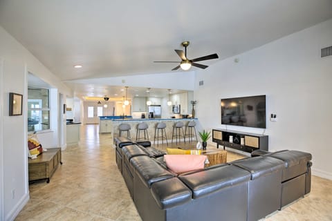 Luxurious Waterfront Escape w/ Pool & Dock! Haus in Cape Coral