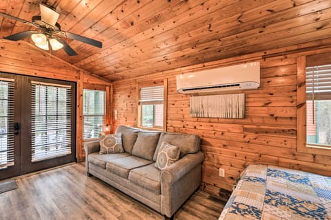 Beautiful New Bern Studio Cabin w/ Fire Pit! Apartment in New Bern