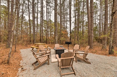 Beautiful New Bern Studio Cabin w/ Fire Pit! Apartment in New Bern