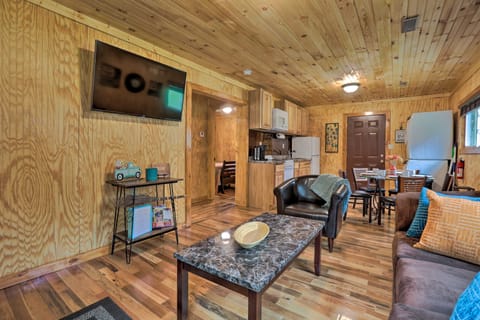 Cozy Creekside Cabin ~ 24 Mi to Red River! House in Beattyville