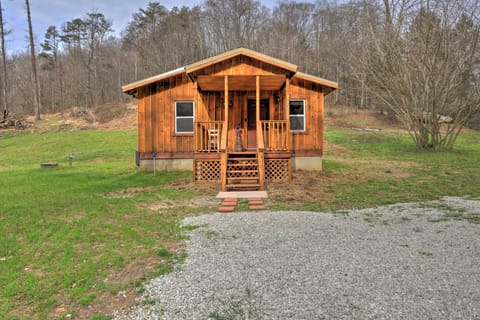 Cozy Creekside Cabin ~ 24 Mi to Red River! Maison in Beattyville