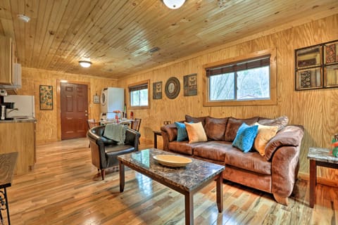 Cozy Creekside Cabin ~ 24 Mi to Red River! Haus in Beattyville