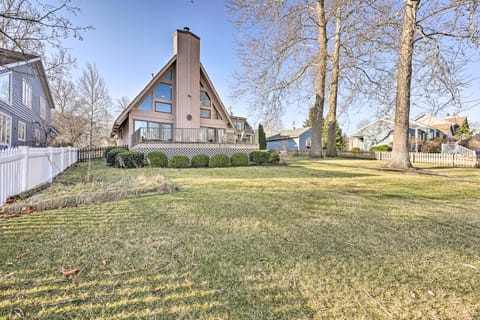 Spacious Syracuse Getaway w/ Waterfront Deck! House in Indiana