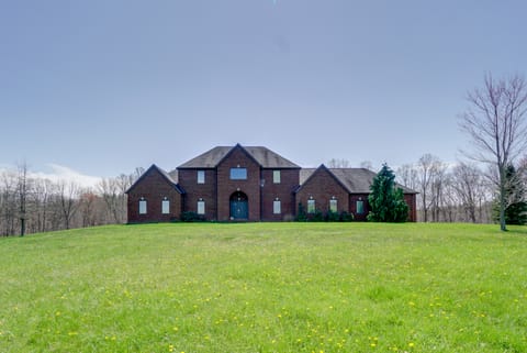 Spacious McArthur Home: Private Hot Tub + Pond! House in Ohio