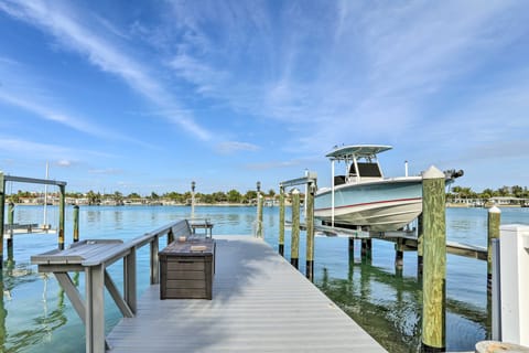 Treasure Island Gem w/ Dock < 1 Mi to Beach! Maison in Sunset Beach