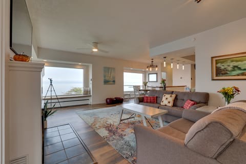 Chic Port Angeles Home w/ Oceanfront Balcony! House in Port Angeles