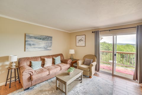 5 Mi to Silver Dollar City: Condo w/ Pool Access Apartment in Branson