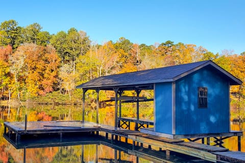 'Liberty Lodge': Lakefront Cottage w/ Porch & Dock Cottage in Lake Sinclair