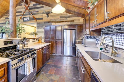 1 Mi to Slopes: Big Bear Lake 'Alpen Haus' w/ Spa House in Big Bear