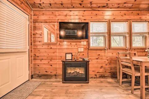 Charming New Bern Log Cabin - Pets Welcome! House in New Bern