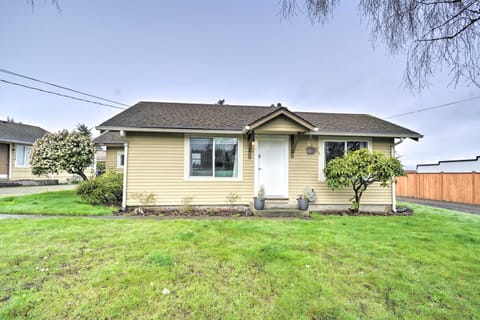 Tacoma Cottage w/ Fire Pit - Walk to Beach! Cottage in University Place