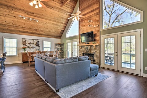 Lakefront Eatonton Home: Boat Dock + Fire Pit House in Lake Sinclair