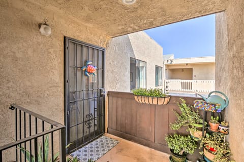 Sunny Long Beach Condo - Walk to Bars & Beach Apartment in Long Beach