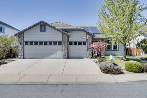 8 Mi to Dtwn Reno: Sparks Escape w/ Fenced Yard House in Sparks