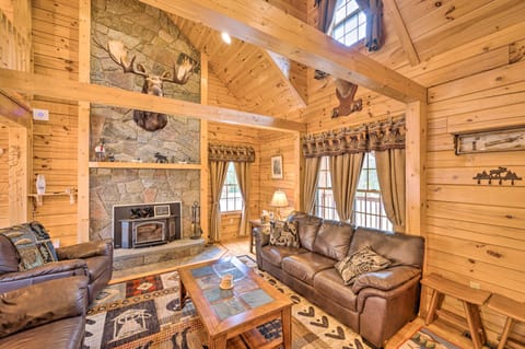Charming Cabin w/ Deck & Grill - Near Skiing! Haus in Whitefield