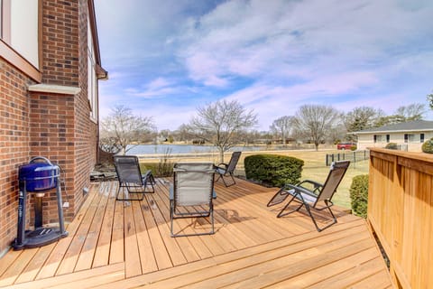 Classy Lakefront Home w/ Charcoal Grill & Deck! Casa in Wheeling