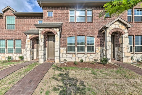 Brand-New Townhome Near UNT/TWU & The Square! Apartment in Denton