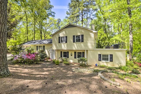 Bright Cary Home with Deck < 15 Mi to Raleigh! Maison in Apex
