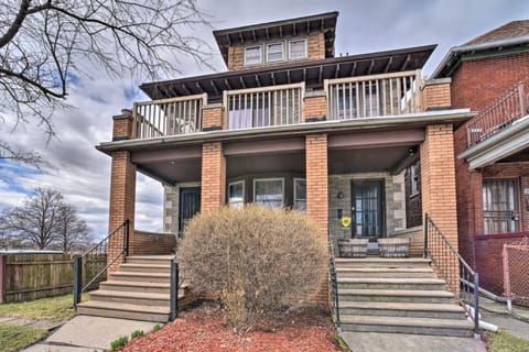 Charming Detroit Abode w/ Meditation Space! Condominio in Windsor