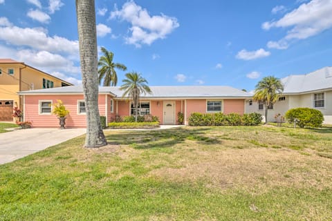 Canalfront Family Home w/ Boat Dock & Games! Casa in Palm City