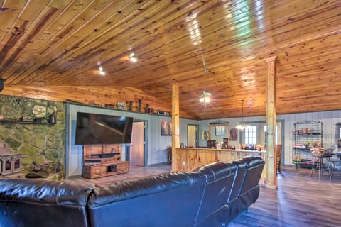 Large Cabin w/ Hot Tub, Game Room & Fire Pit! Haus in White County