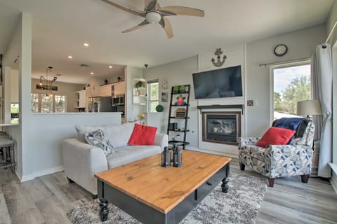 Luxe 'Lake House Retreat' w/ Lake Travis View Casa in Point Venture