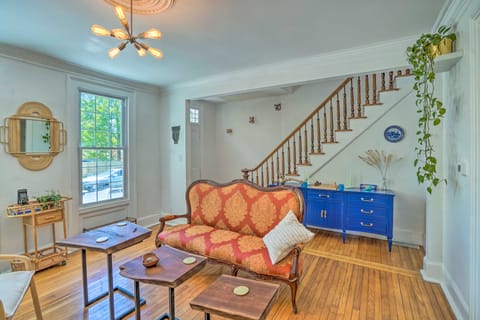 Eclectic Troy Home w/ Hot Tub - Pet Friendly! Haus in Troy