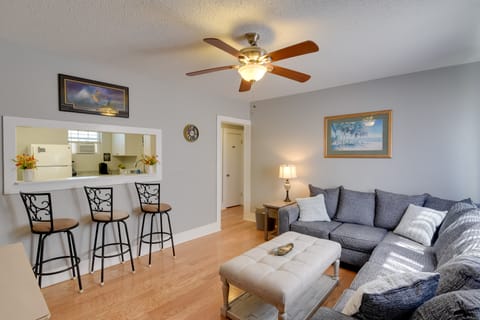 Beautiful Galveston Apt w/ Deck < 3 Mi to Dtwn! Apartment in Galveston Island